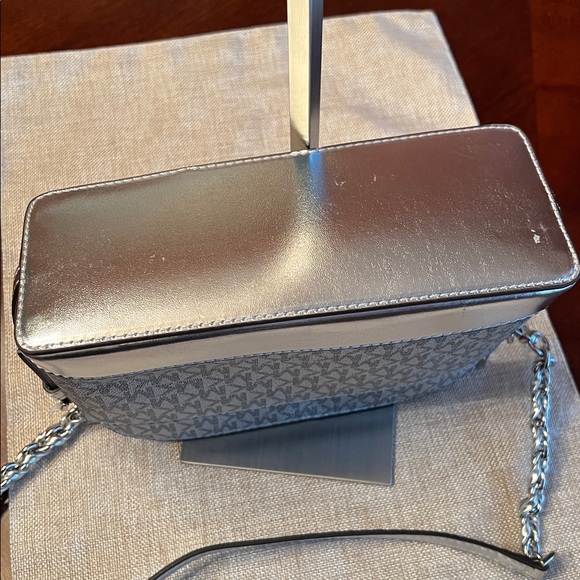 Michael Kors Metallic Silver Jet Set Lg Dome Crossbody Bag NWT - Picture 6 of 17